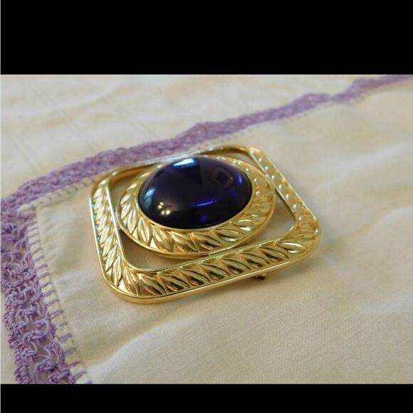 Trifari Purple Cabochon Brooch Vintage Signed Large Pin - Picture 3 of 5